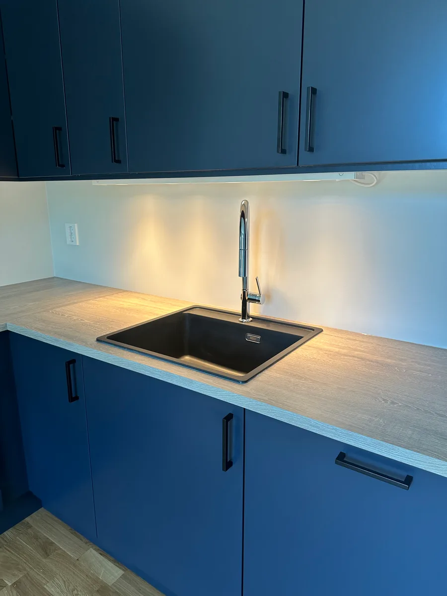 Nytt mørkeblått kjøkken installert som del av totalrenovering