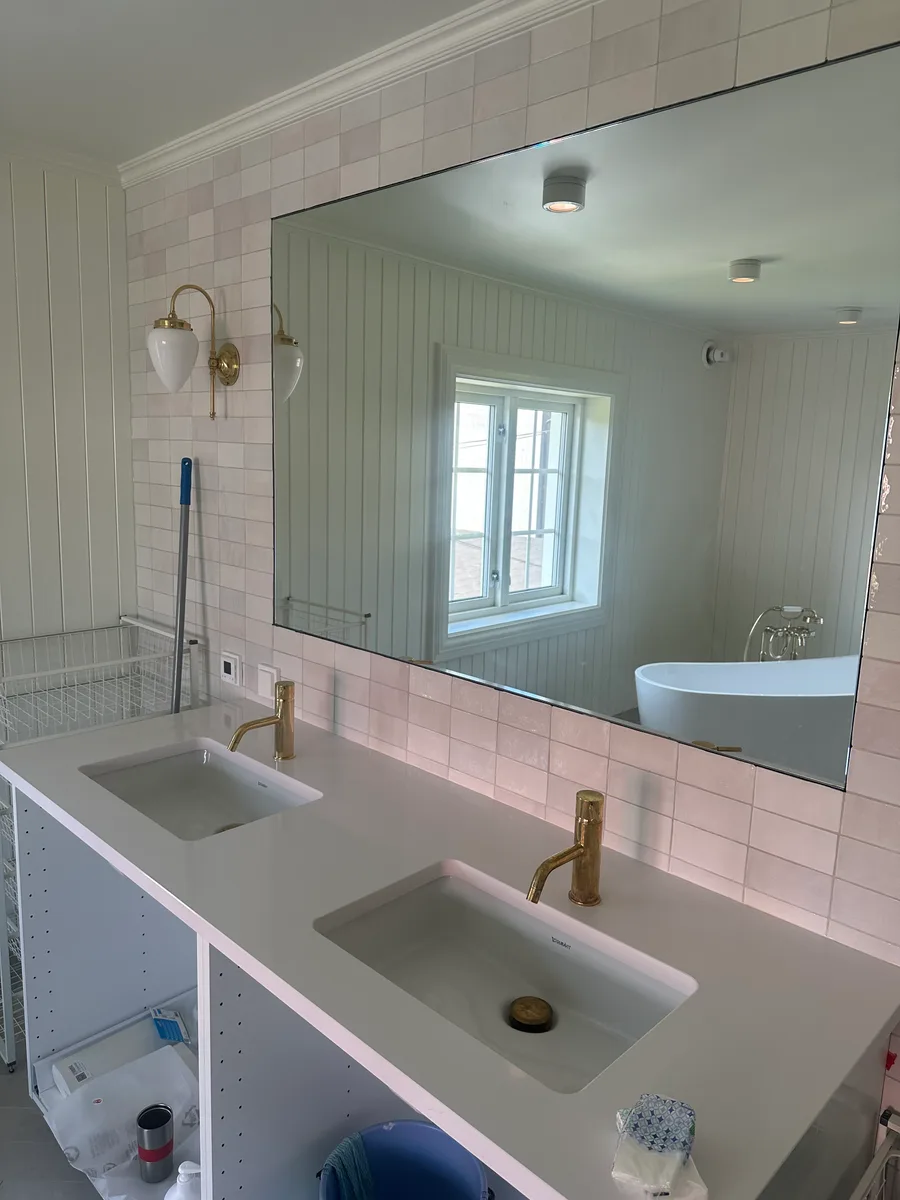 Bad i eldre villa med panelvegg og bevart listverk